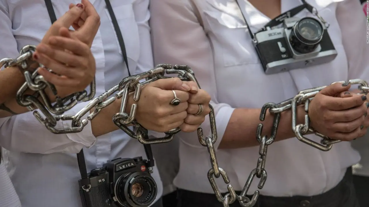 Periodistas detenidos. Fotografía cortesía de CNN en español