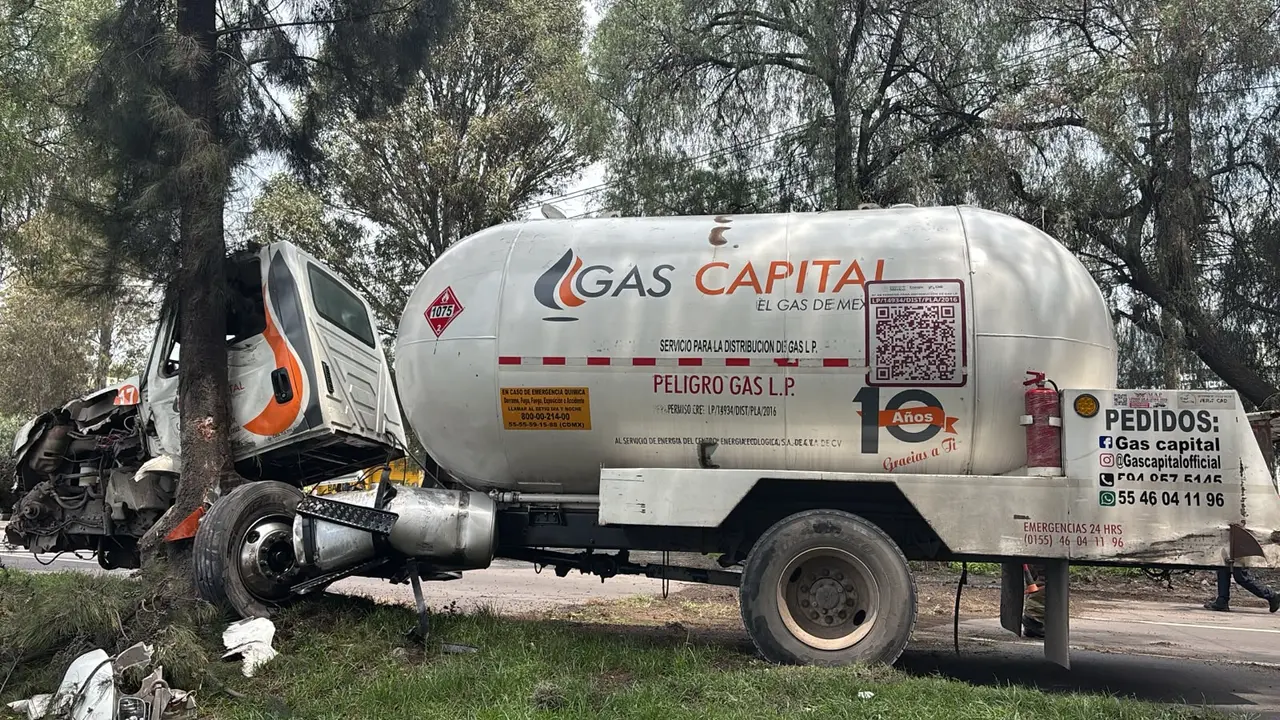 Pipa de gas choca contra árbol y provoca cierre de la México-Texcoco | IMAGEN INTERNET 