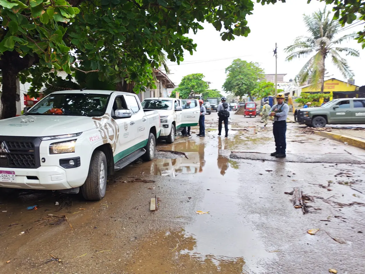 Personal de Protección Civil Michoacán en Playa Azul