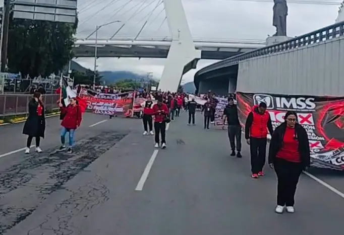 Protestas de personal del IMSS empaña gira de Claudia Sheinbaum por Hidalgo