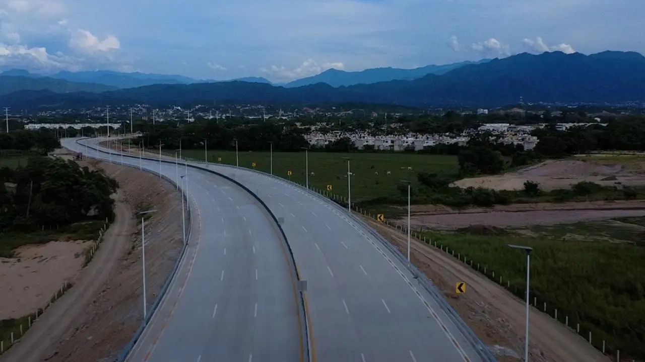 Puente Amado Nervo que conecta Bahía de Banderas, Nayarit, con Puerto Vallarta, Jalisco