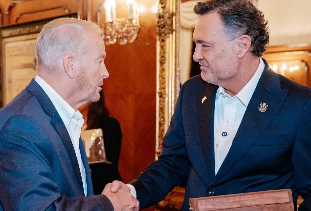Mauricio Kuri González y Ronald D. Johnson durante la colocación de la primera piedra de la Academia Internacional de Capacitación Policial en Querétaro