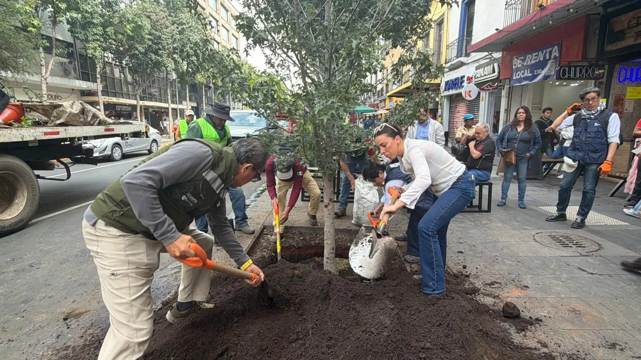 Julia Álvarez Icaza Ramírez y funcionarios durante la siembra de árboles en el Centro Histórico de la Ciudad de México