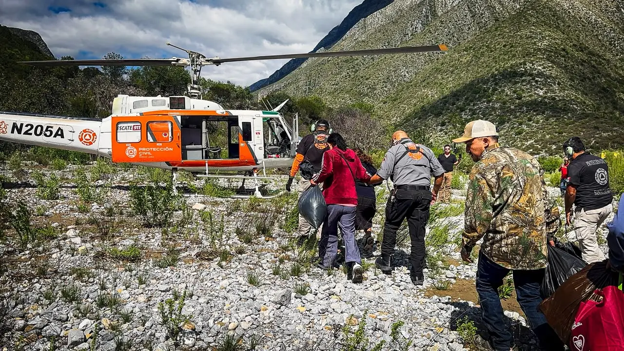 Nuevo León: Rescata PC a 8 personas de la Huasteca por lluvias 