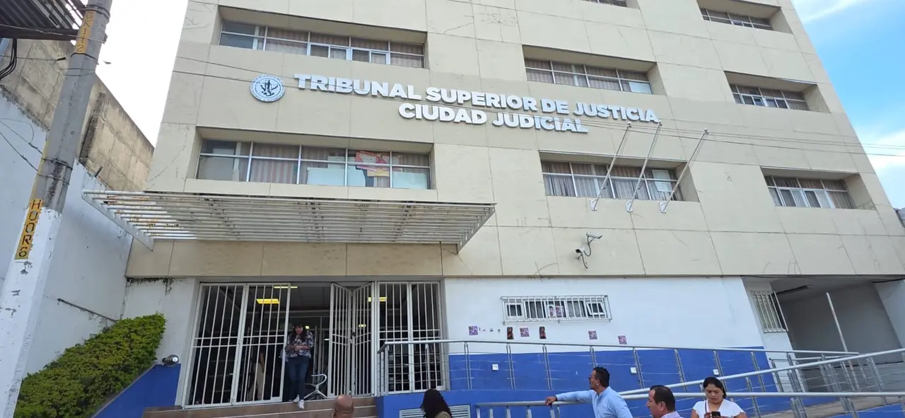 Retrasan audiencia por feminicidio de Claudia Tacoronte por error en traslado del acusado