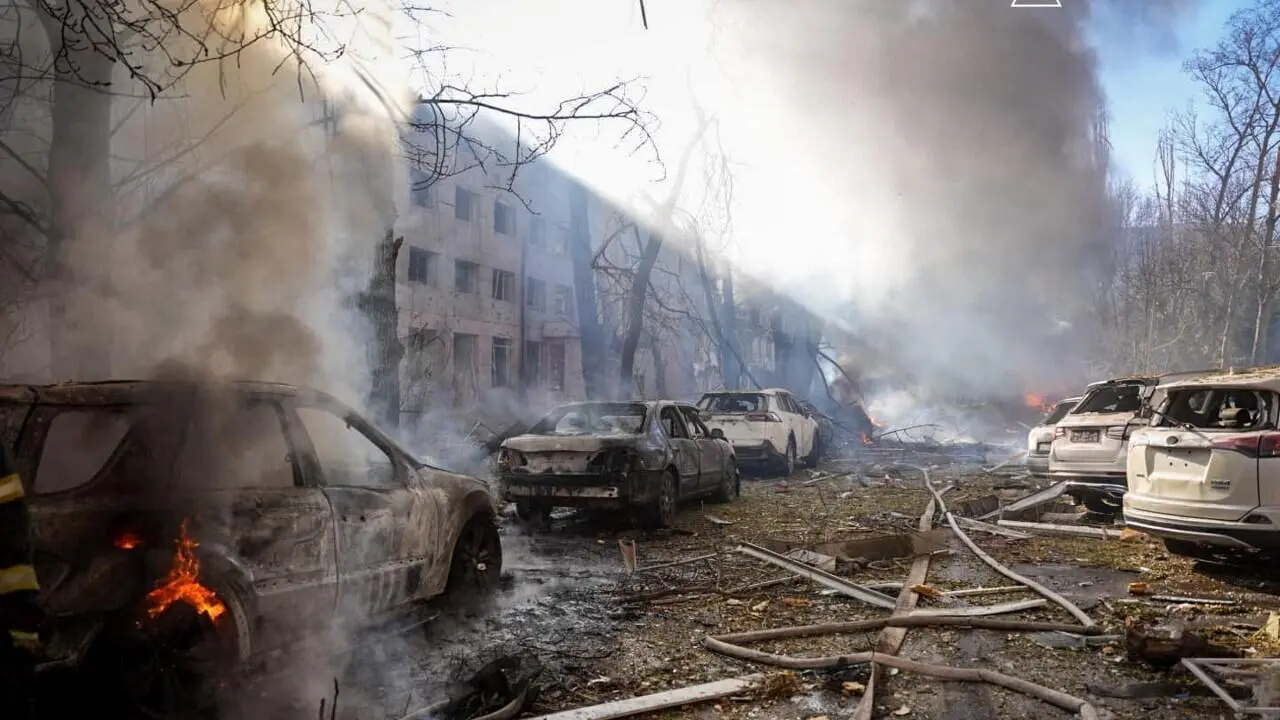 Edificio residencial dañado tras un ataque ruso con misiles y drones en Ucrania durante la madrugada del 7 de octubre de 2026.