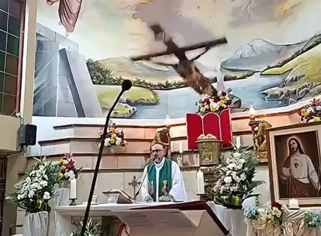 Sacerdote muere al caerle una cruz encima durante una misa