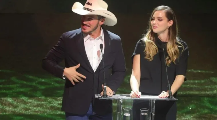 Samuel García y su esposa Mariana Rodríguez