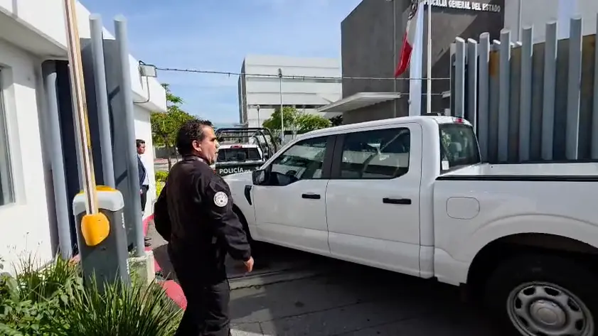 Familia de Claudia Tacoronte llega a la Fiscalía de Morelos tras la captura del presunto feminicida