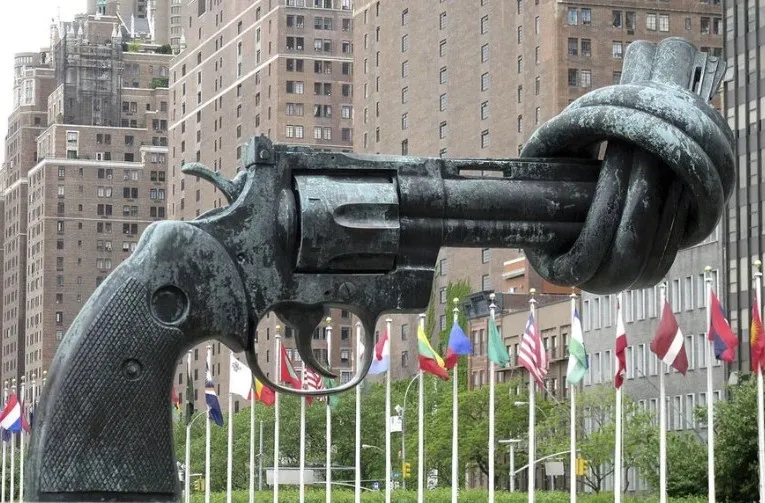 La 'Pistola Anudada' escultura del artista sueco Carl Fredrik Reuterswärd instalada en la sede de la ONU en Nueva York