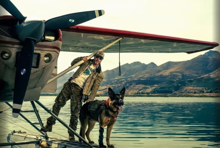 Brad Pitt y el perro Uber en la película "El Corazón de la Bestia"