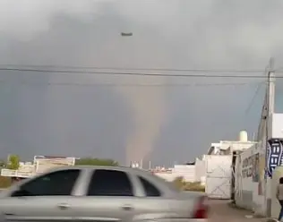 Torbellino provoca daños en la Central de Abastos de La Estancia en Actopan, Hidalgo