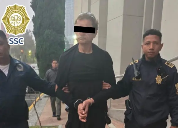 Policías de la SSC realizan la detención de un hombre señalado por presuntamente dejar cebos envenenados para animales de compañía en la colonia Condesa, Ciudad de México.