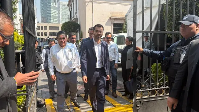 Dirigentes de transportistas saliendo de Segob 