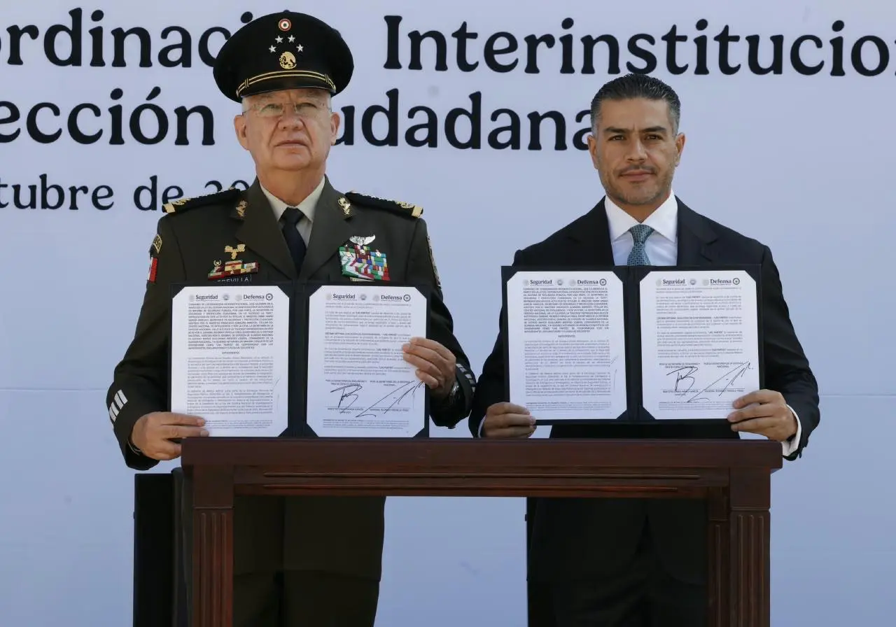 Ricardo Trevilla Trejo, secretario de la Defensa Nacional, y Omar García Harfuch, secretario de Seguridad y Protección Ciudadana, durante la firma del convenio