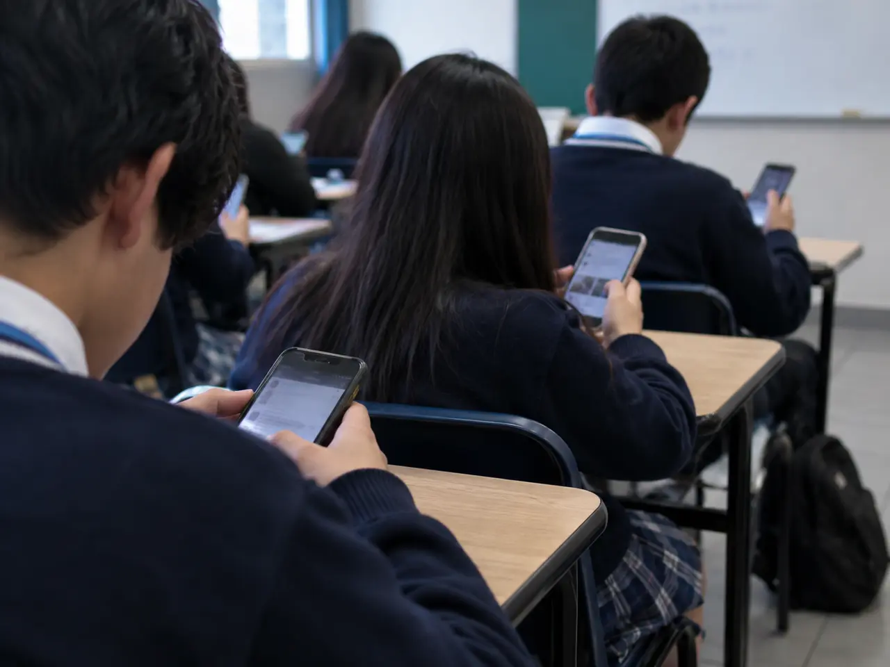 SEP prepara nuevas reglas para el uso de celulares en escuelas | IMAGEN REALIZADA CON IA 
