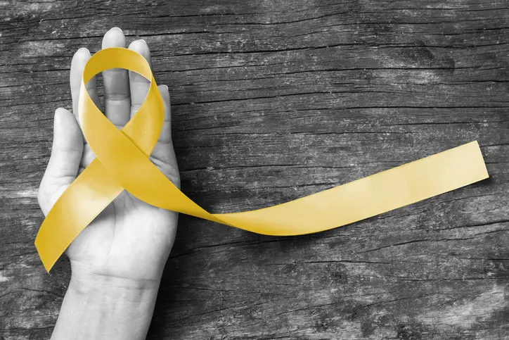 Cinta amarilla utilizada como símbolo de concientización y prevención del suicidio durante Septiembre Amarillo.