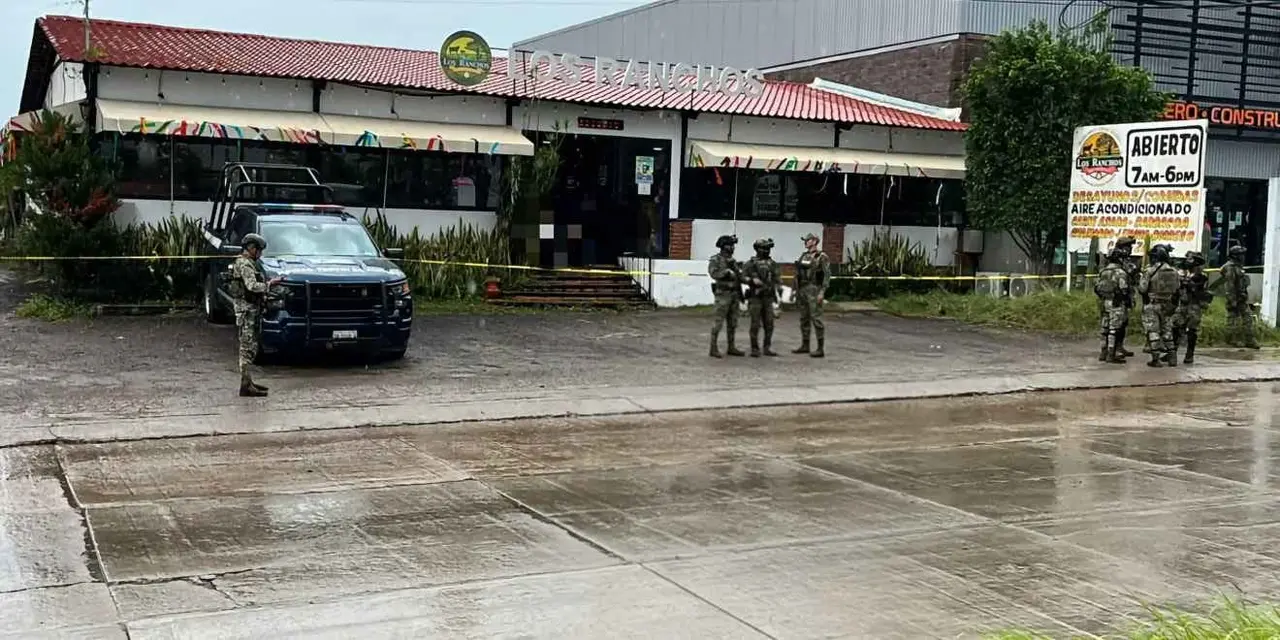 Elementos de seguridad resguardan la zona de un restaurante de Mazatlán donde un ataque armado dejó dos hombres muertos.