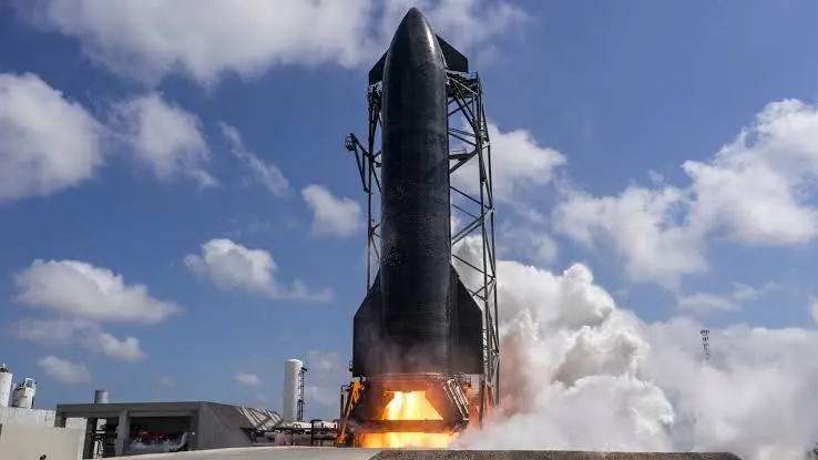 Cohete Starship de SpaceX preparado para su vuelo orbital desde Starbase, Texas.