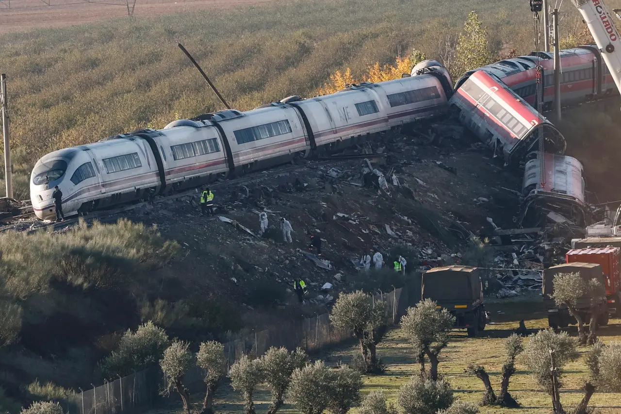 Suben a 69 las muertes por el accidente ferroviario de España y continúa la investigación | FOTO EFE 