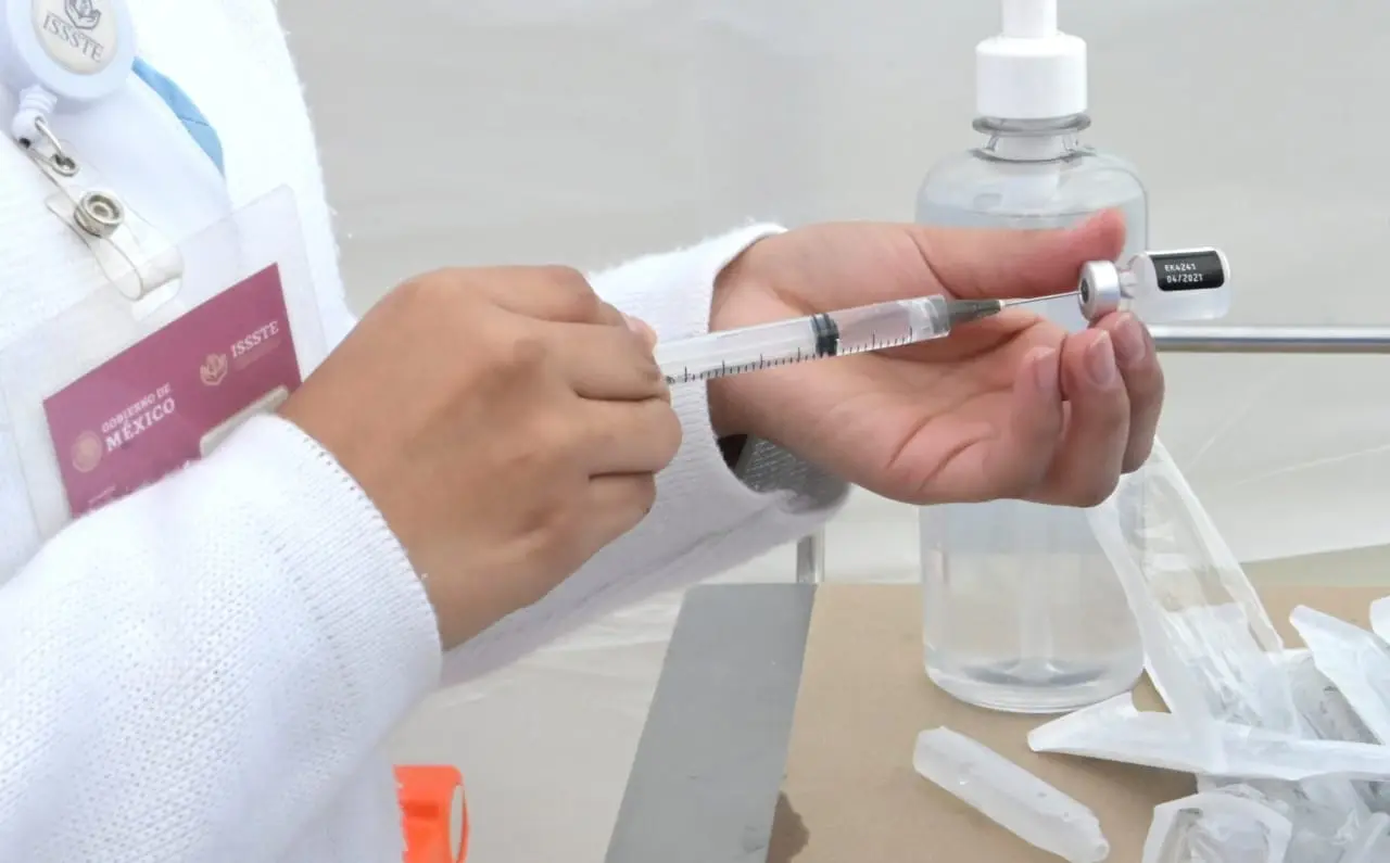 ¿Te enfermas por vacunarte? Salud aclara los mitos sobre las vacunas 