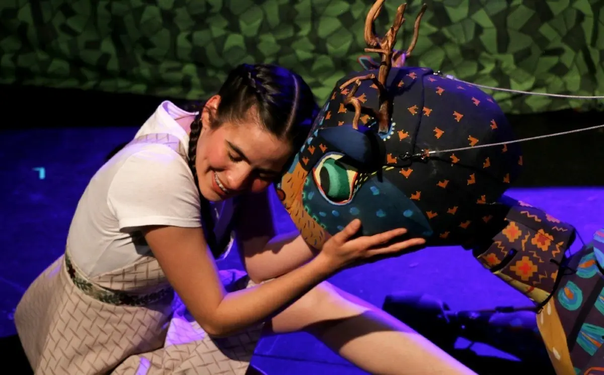Escena de la puesta en escena “Guille y el Nahual”, una historia infantil sobre amistad, empatía y convivencia