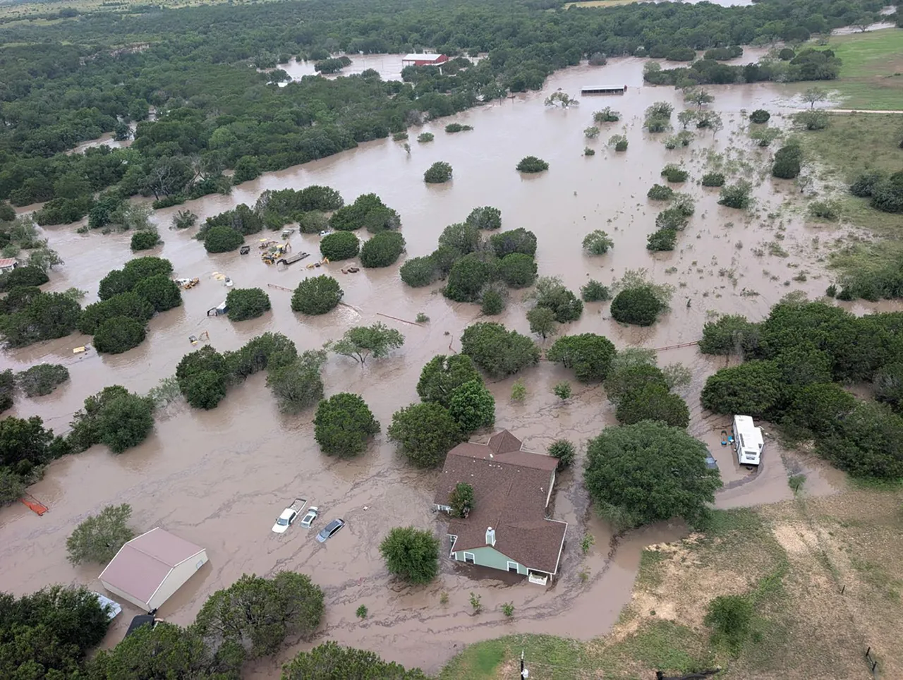Texas vuelve a bloquear exportaciones mexicanas ante incremento en el flujo migratorio