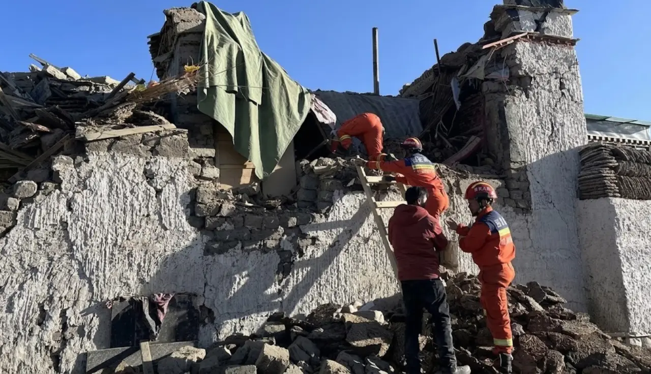 Equipos de emergencia realizan labores de búsqueda y rescate tras el terremoto de magnitud 7 en el Tíbet, China, que dejó muertos, heridos y miles de personas evacuadas.