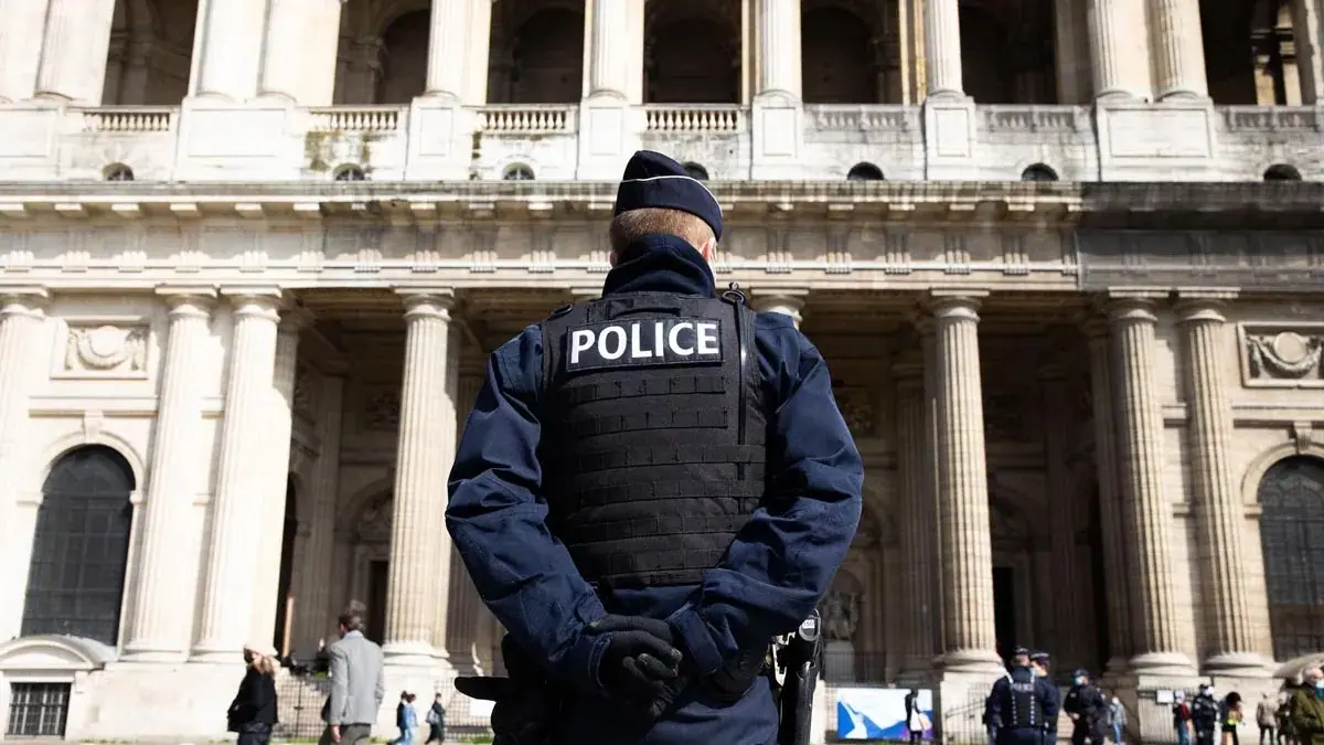 Policías franceses investigan una serie de tiroteos en Trappes y La Verrière, cerca de París, que dejaron una persona muerta y cuatro heridas graves.