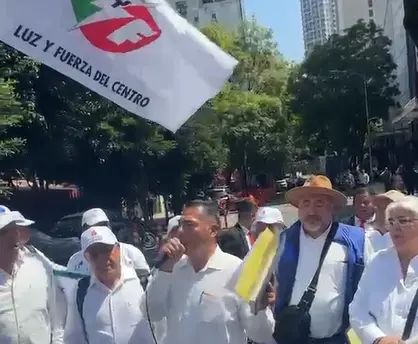 Jubilados de LyFC y Pemex se manifiestan afuera del Senado 