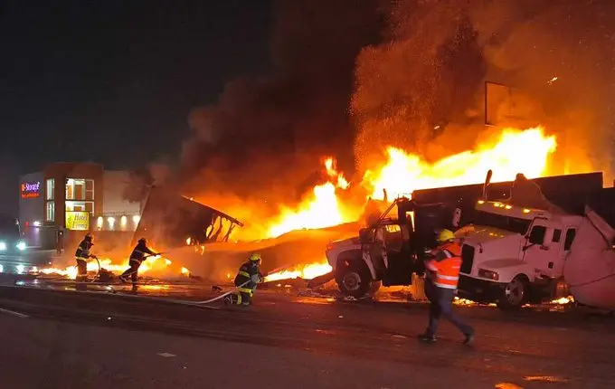 Un tráiler chocó contra manifestantes en la carretera Toluca-México y provocó un incendio que involucró a otras tres unidades. La información está en desarrollo.