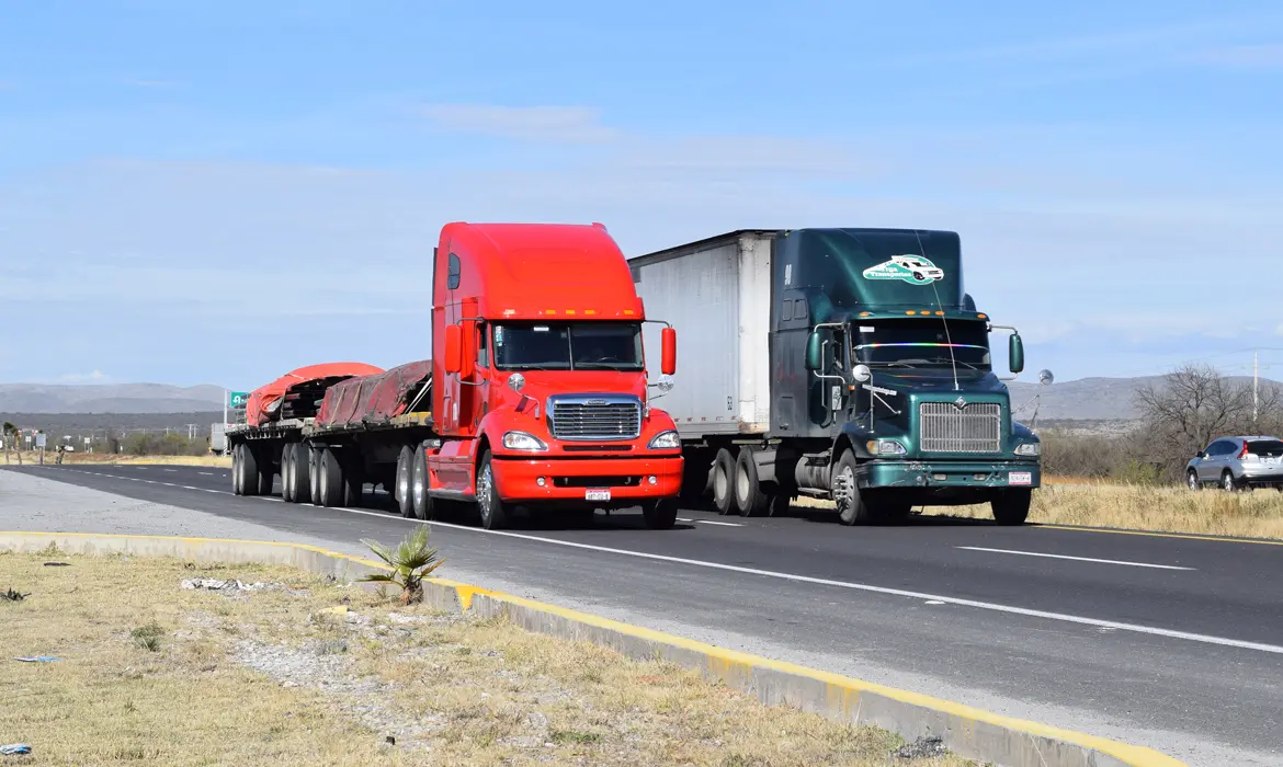Camión de carga circula por una carretera mexicana