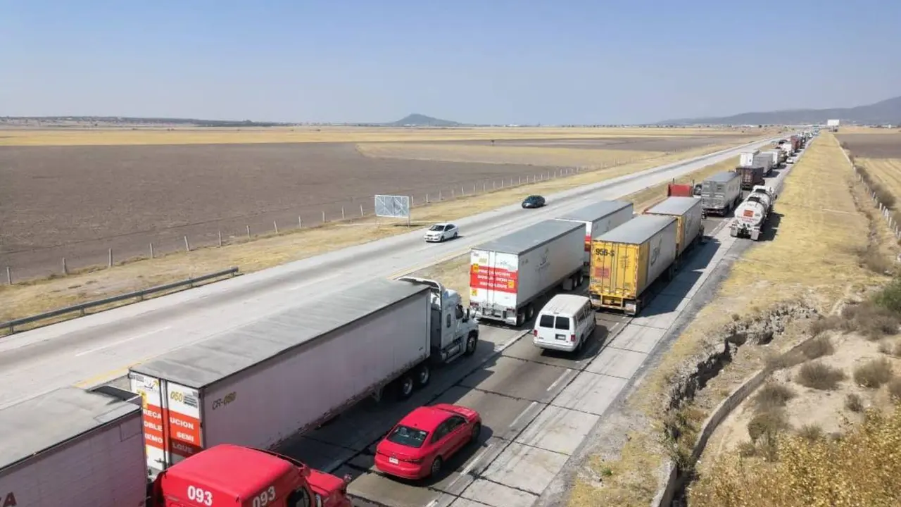 Camiones de carga en una carretera de México ante los bloqueos anunciados por transportistas para el 26 de octubre.