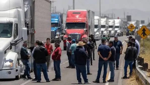 Tractocamiones de carga concentrados en una carretera durante el paro nacional de transportistas del 26 de octubre de 2026.