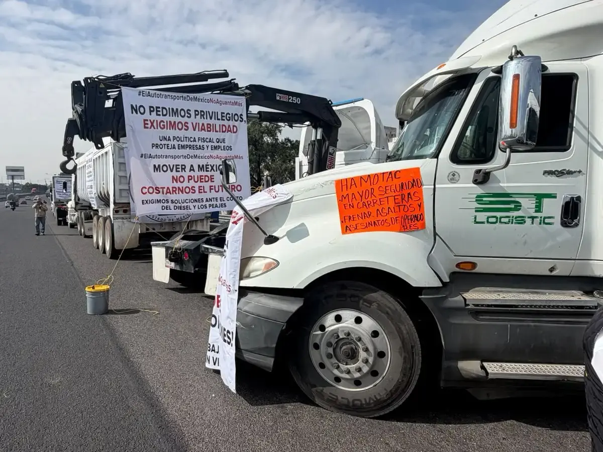 Representantes de la Secretaría de Gobernación y del sector del autotransporte de carga durante una reunión para acordar el retiro de bloqueos y la instalación de mesas de diálogo.