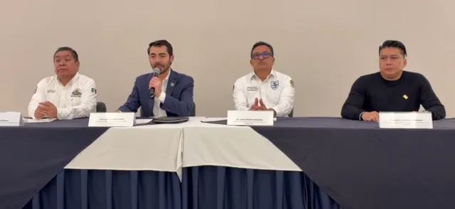 Representantes del sector transportista y autoridades federales durante una reunión para atender demandas del autotransporte en México