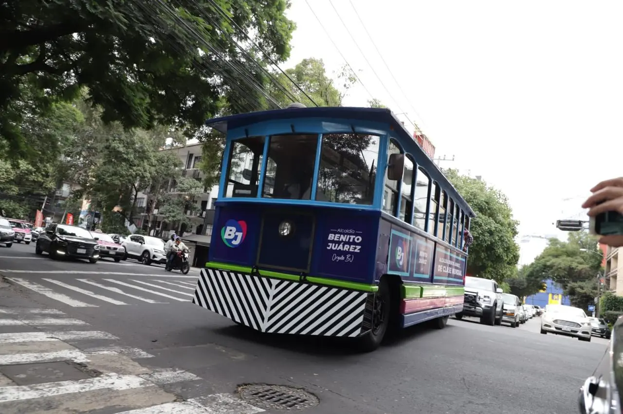 Vehículo del Tranvía BJ presentado por la alcaldía Benito Juárez para realizar recorridos turísticos guiados y gratuitos