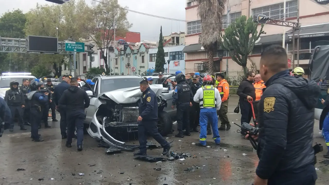 Tras reporte de disparos, policías persiguen y detienen a dos hombres en CDMX