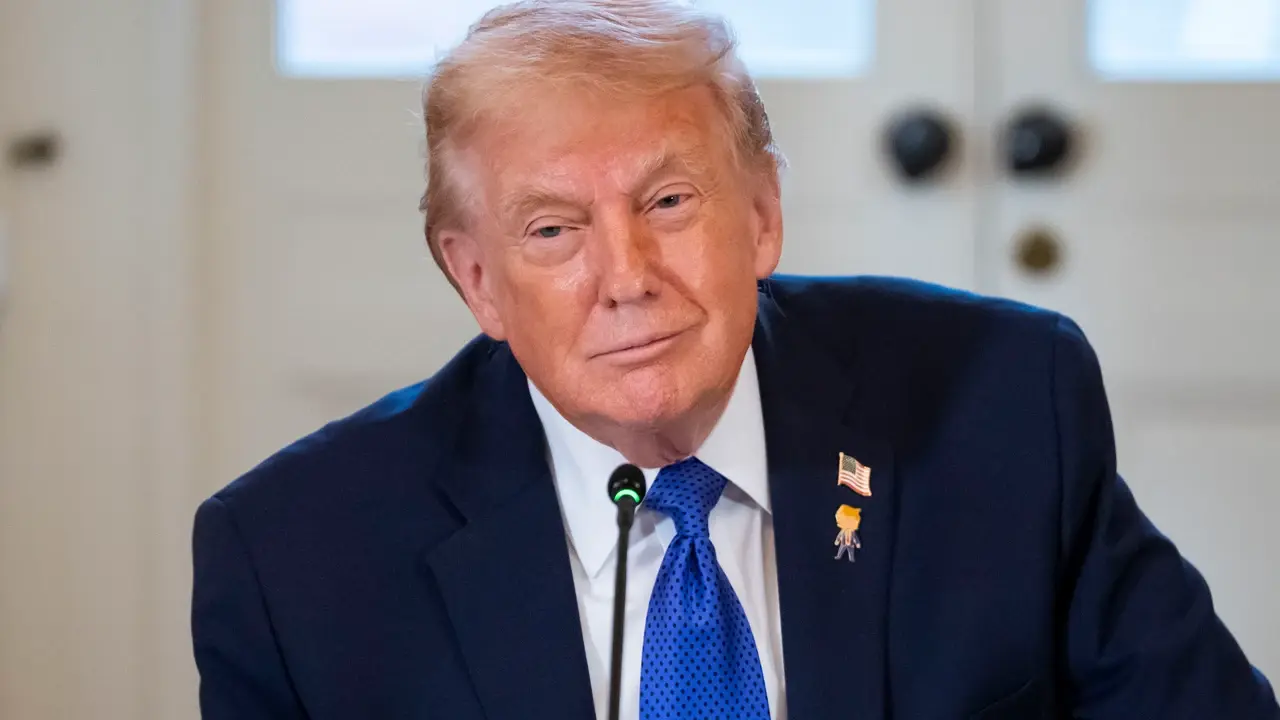 Donald Trump habla sobre la regulación de la inteligencia artificial en Estados Unidos.