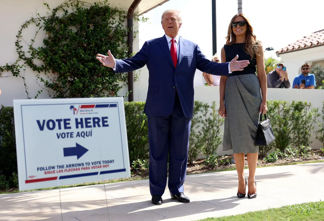Donald Trump y Melania Trump durante la votación anticipada en Florida antes de las elecciones de medio mandato.