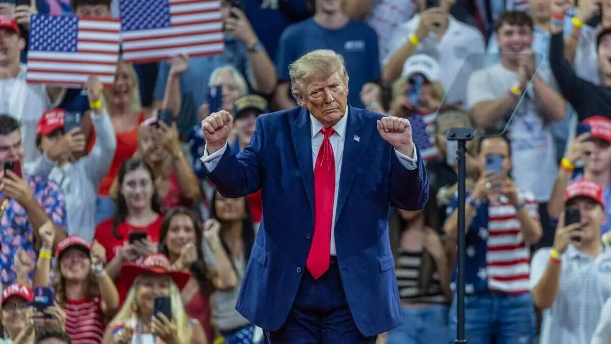 Donald Trump durante un acto de campaña previo a las elecciones de medio mandato en Estados Unidos, con mítines programados en Texas, Florida e Iowa.