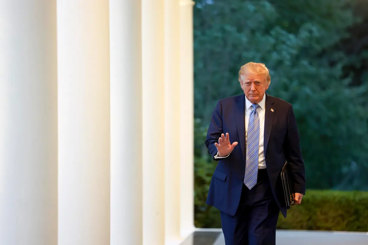 Trump lanza encuesta para cambiar nombre de la IA mientras veta a medios en la Casa Blanca | FOTO EFE 