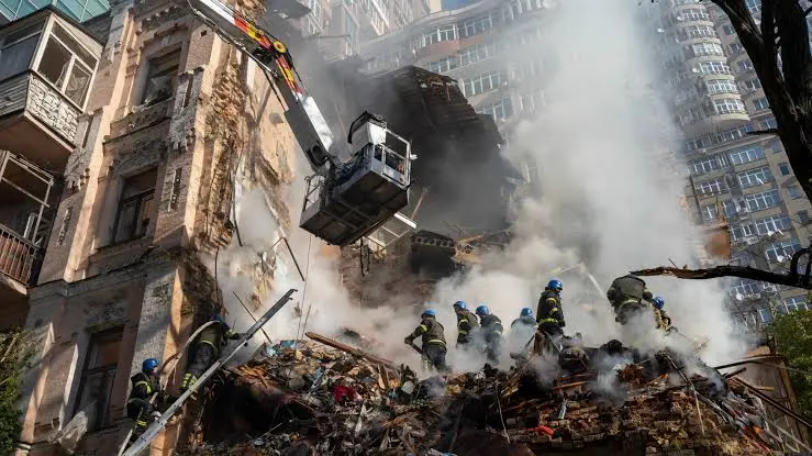 Drones rusos impactan cerca del puente Pivdeni en Kiev; reabren tránsito terrestre