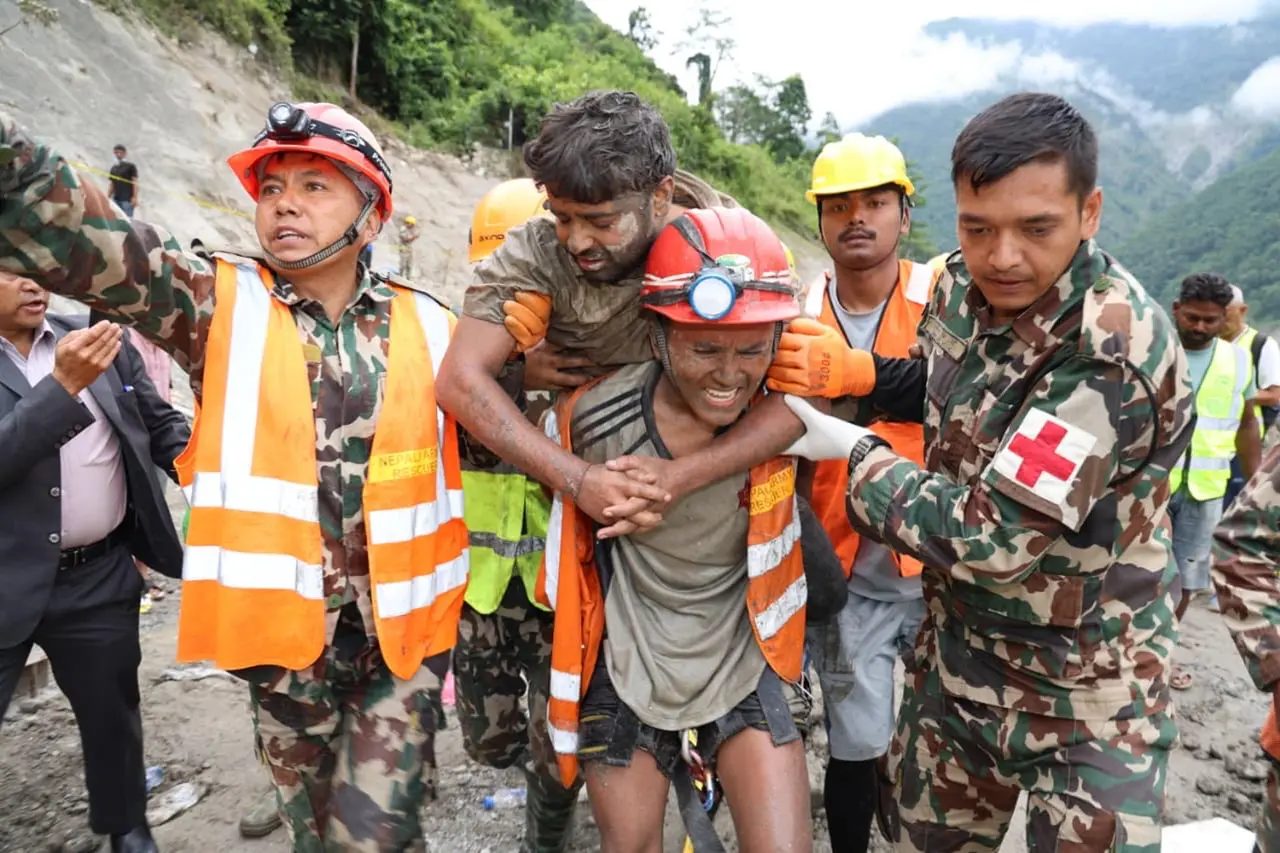  “Un rayo de esperanza”: Nepal intensifica búsqueda de desaparecidos tras devastadora riada | FOTO EFE 