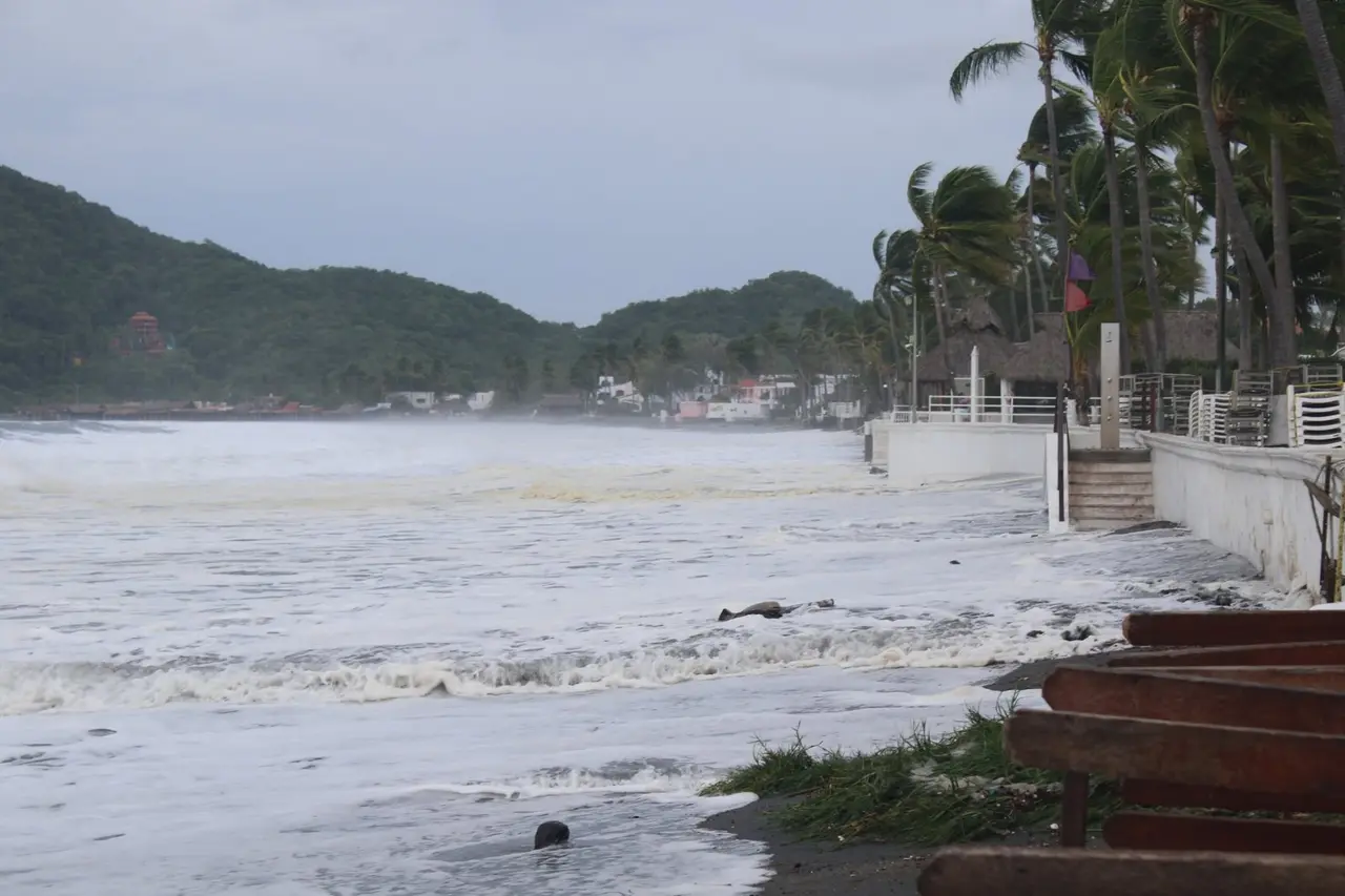 "Polo" provoca marejadas e inundaciones en El Paraíso, Colima