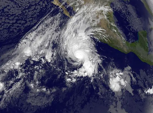  Imagen satelital del huracán Vance en el Pacífico mexicano mientras genera lluvias y oleaje elevado frente a las costas de Guerrero y Michoacán.