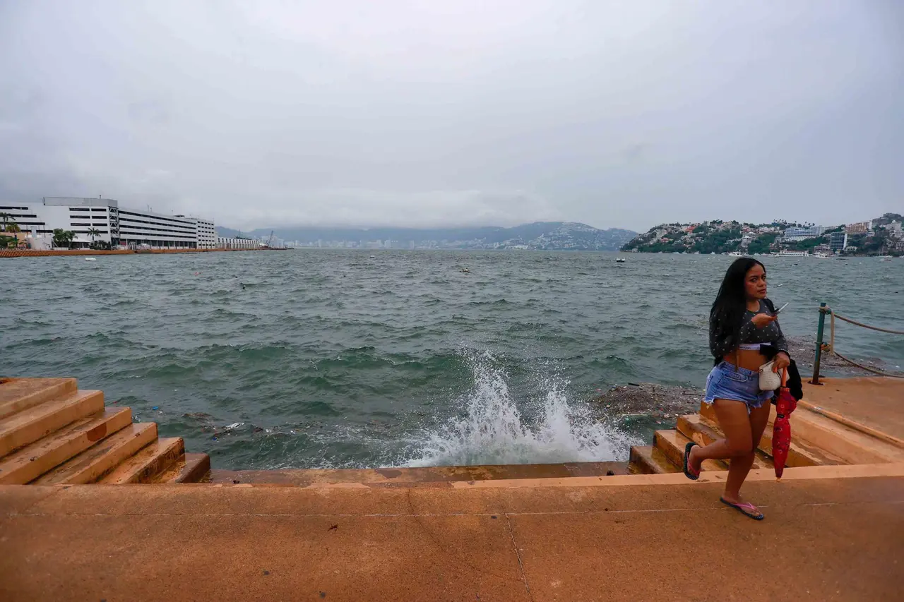 Huracán Vance en el océano Pacífico, con lluvias, fuertes vientos y oleaje elevado previstos en las costas de cinco estados de México. EFE 