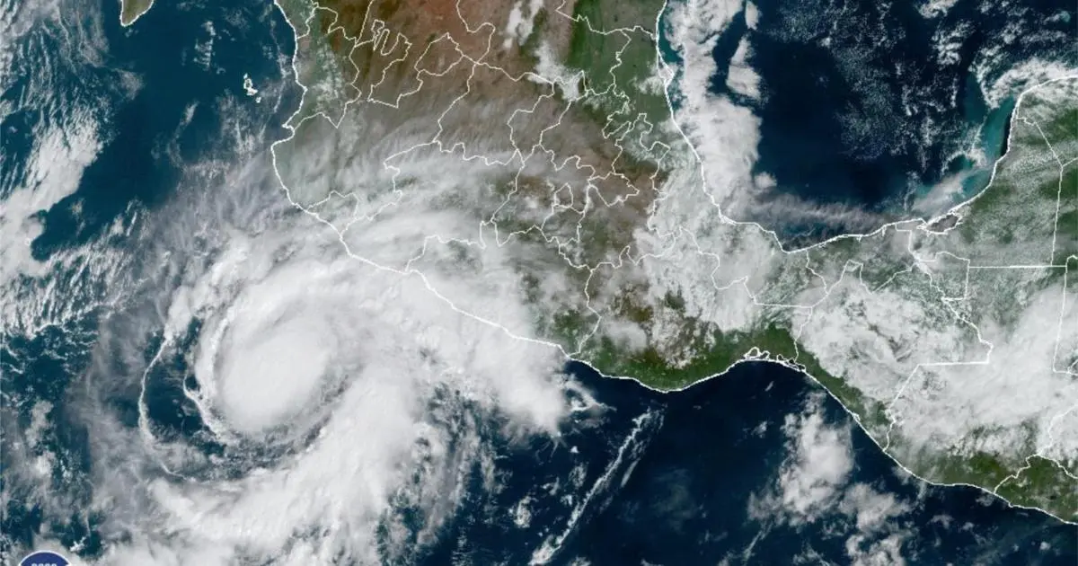 Vista satelital de la tormenta tropical Vance frente a las costas del Pacífico mexicano.
