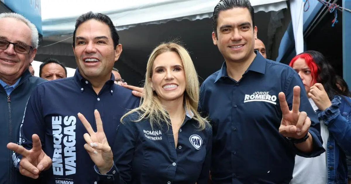 Enrique Vargas del Villar recibe un nombramiento del PAN durante un evento político en Huixquilucan, con la participación de Jorge Romero.