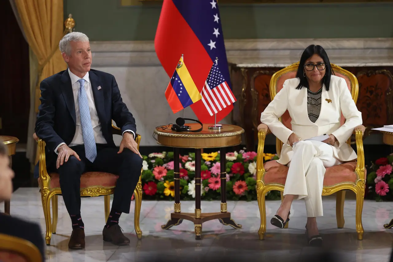 Autoridades de Venezuela y Estados Unidos durante la firma de acuerdos para impulsar la producción petrolera venezolana. EFE